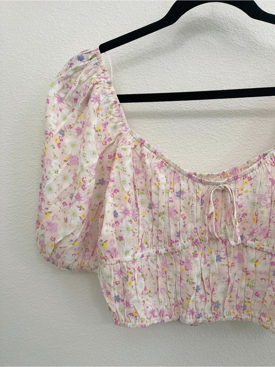 Elodie Tops - NWT 🏷️ Elodie by Anthropologie Floral Puff-Sleeve Crop Top in Light Pink